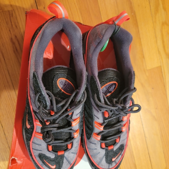 Sneakers - Picture 7 of 11